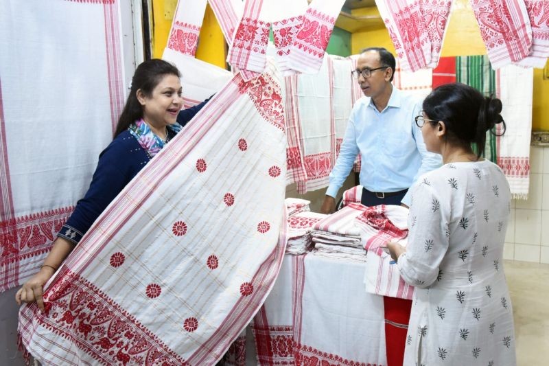 A stall featuring local Assamese Gamocha at Guwahati station of the Lumding division under NFR’s ‘One Station One Product’ scheme. (Photo Courtesy: NFR)